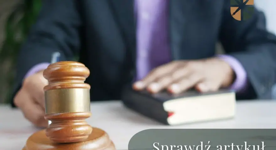 Prawnik z urzędu składa przysięgę na książkę, obok młotek sędziowski.
