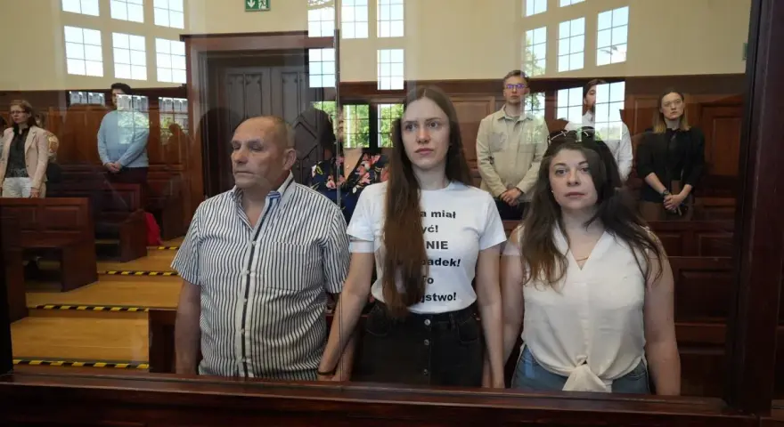 W sali sądowej, za szybą, stoi mężczyzna i dwie kobiety. Na koszulce jednej z nich napis: "Nie miałam! Nie miałam! Nie miałam!". Tak wygląda sprawa w sądzie dla nieletnich.