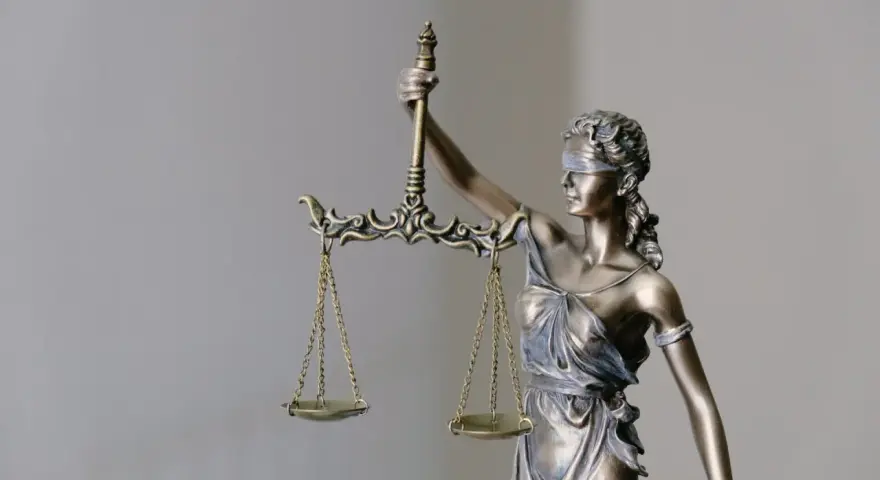Temida z wagą, symbol sprawiedliwości. Warto pamiętać o terminie na subsydiarny akt oskarżenia.