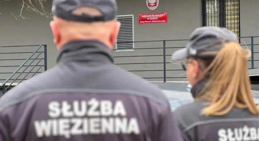 Służba Więzienna nadzoruje elektroniczna kontrola miejsca pobytu.