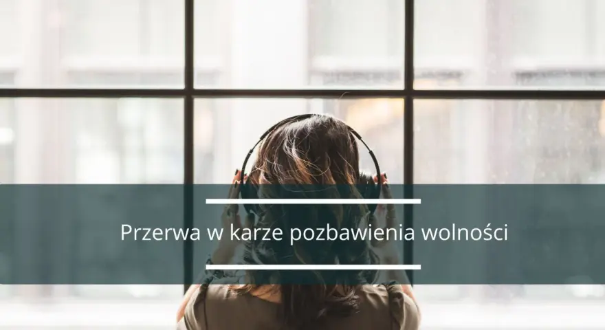Kobieta w słuchawkach, patrząca przez okno. Tekst na dole: "Przerwa w karze pozbawienia wolności".