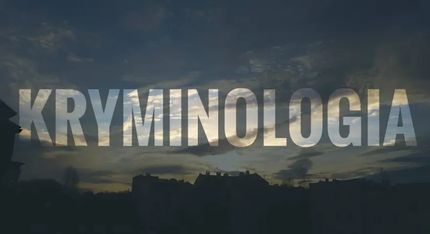 Napis KRYMINOLOGIA na tle nieba z chmurami. To słowo kluczowe, które pomaga zrozumieć definicję przestępczości.