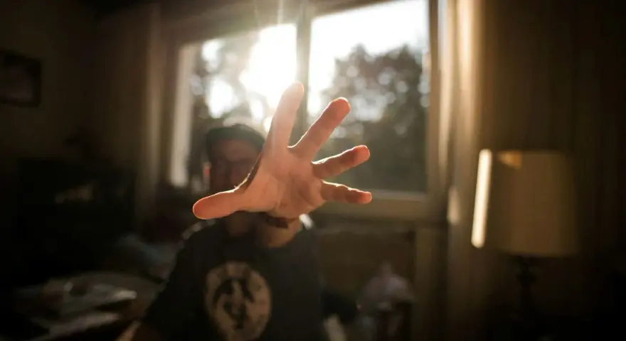 Dłoń wyciągnięta w stronę światła, jakby łapiąc promień słońca. To art 284, uchwycony w kadrze.