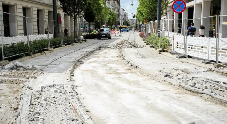 Remont torowiska w centrum miasta, utrudnienia w ruchu. Może to przypominać widoki z zakładu karnego Włocławek widzenia, gdzie też panuje tymczasowy chaos.