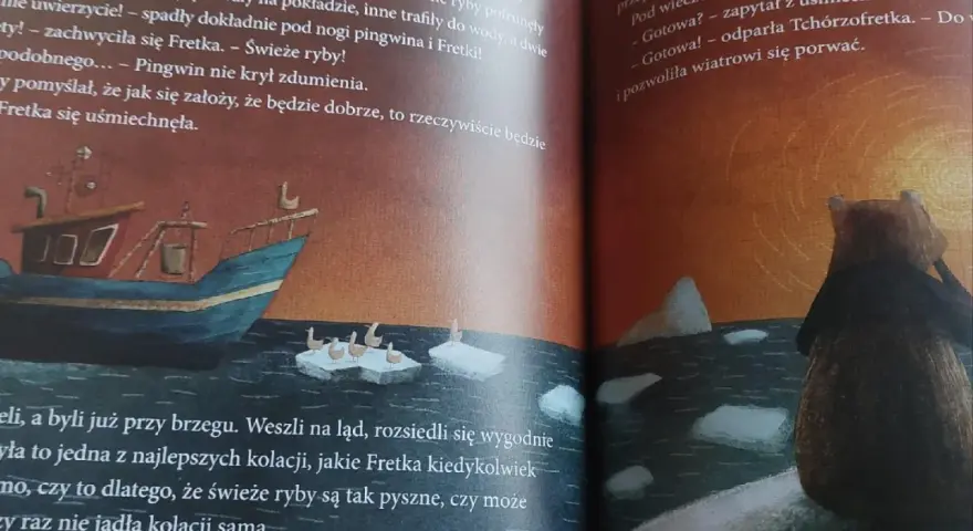 Ilustracja z książki: statek rybacki na morzu, pingwiny na lodzie, niedźwiedź patrzący na zachód słońca.