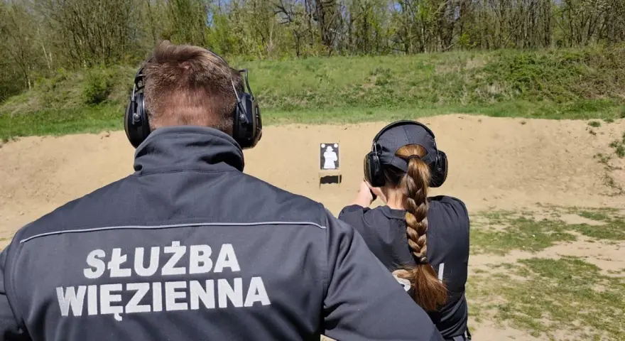 Na strzelnicy Służby Więziennej, funkcjonariuszka ćwiczy celność. To nie jest zwykłe pdw slang, to profesjonalne szkolenie.