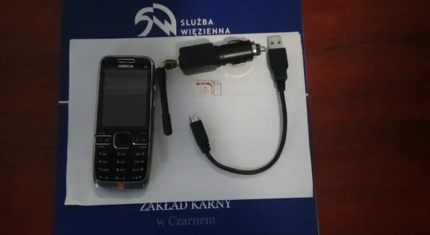 Telefon Nokia, ładowarka samochodowa i karty SIM – sprzęt do rozmów telefonicznych skazanych w zakładzie karnym typu półotwartego.