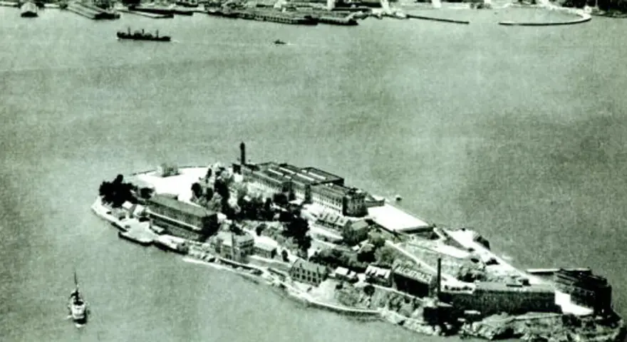 Alcatraz, niegdyś najgorsze więzienie na świecie, samotna wyspa otoczona zimnymi wodami.