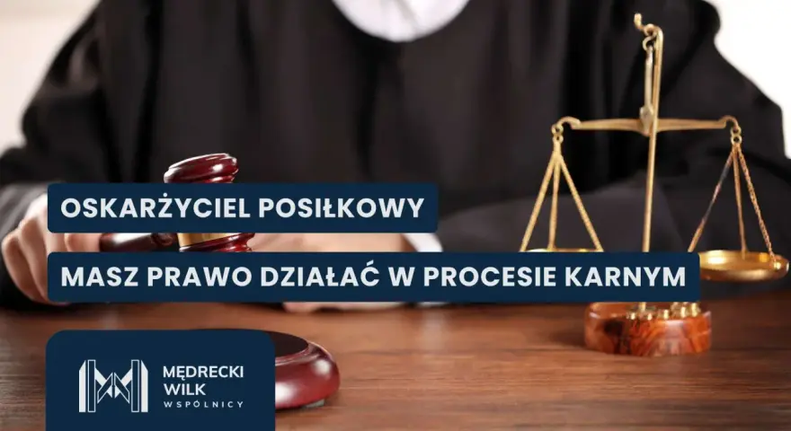 Oskarżyciel posiłkowy ma prawo działać w procesie karnym. Widoczny młotek sędziowski i waga sprawiedliwości symbolizują prawo.