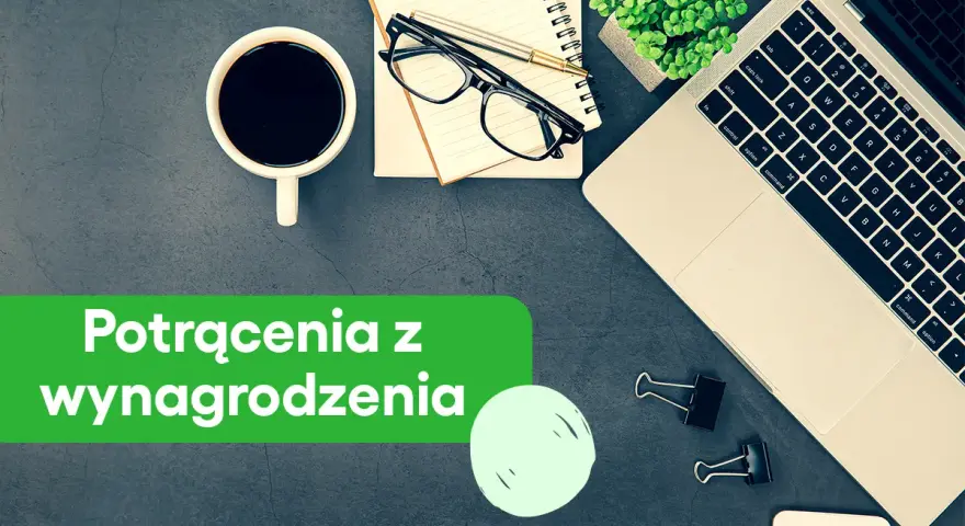 Biurko z laptopem, kawą i notatnikiem. Zielony baner informuje o potrąceniach z wynagrodzenia skazanego.
