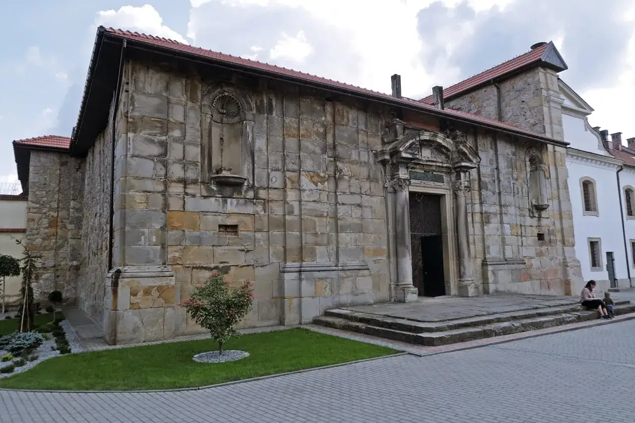 Kamienne mury i ozdobny portal wskazują na historyczną budowlę, być może najstarsze więzienie w Polsce.