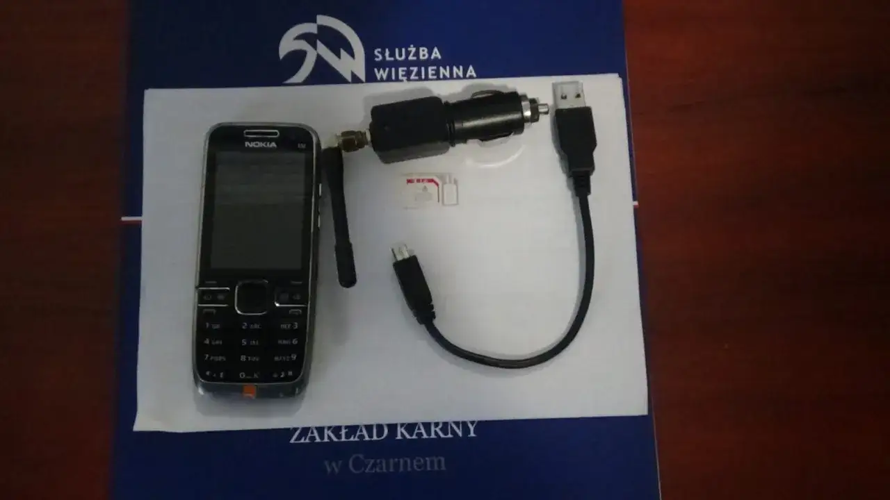 Telefon Nokia, ładowarka samochodowa i karta SIM – przedmioty, z jakiego numeru dzwonią więźniowie.