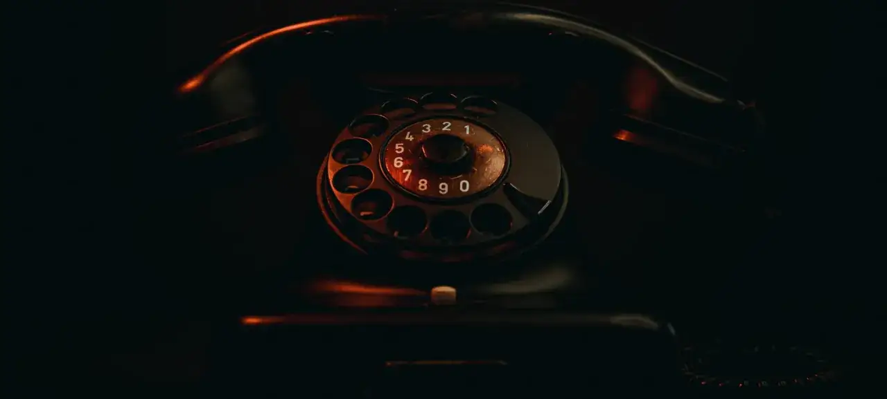 Stary telefon z tarczą numerową. Czy można dzwonić do aresztu śledczego?