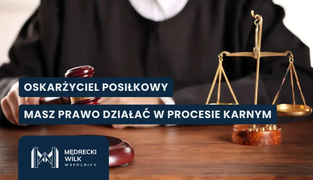 Oskarżyciel posiłkowy ma prawo działać w procesie karnym. Widoczny młotek sędziowski i waga sprawiedliwości symbolizują prawo.