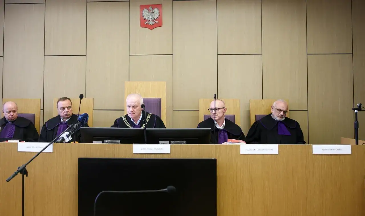 Sąd w komplecie, pięciu sędziów w togach. Czy wyrok w sprawie o morderstwo będzie surowy?