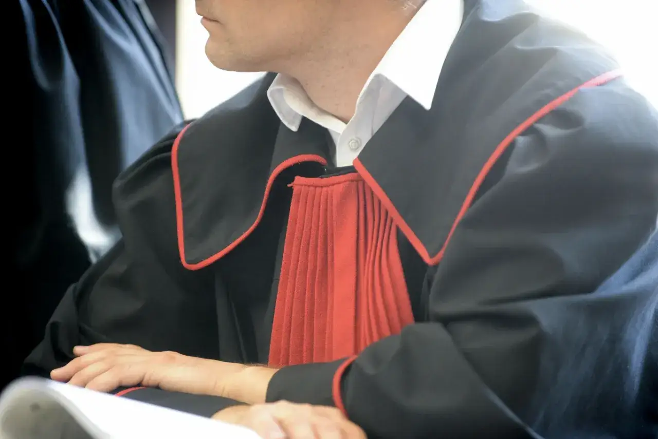 Prokurator w todze, rozpatrujący wniosek o widzenie. Ile czasu ma prokurator na rozpatrzenie wniosku o widzenie?