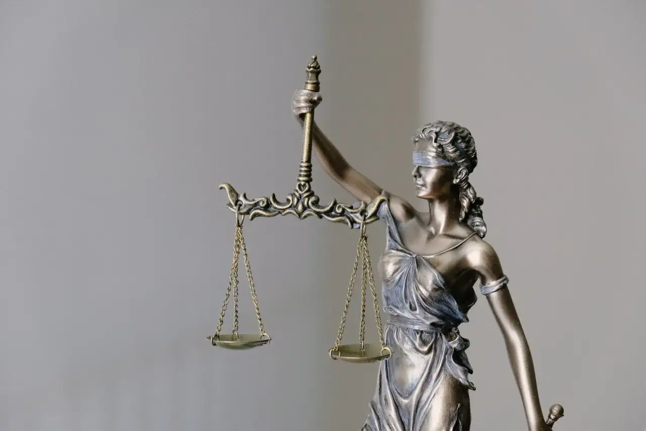 Figurka Temidy z wagą symbolizuje sprawiedliwość i równość. W prawie, gdy dowody są niewystarczające, może dojść do prekluzji dowodowej.