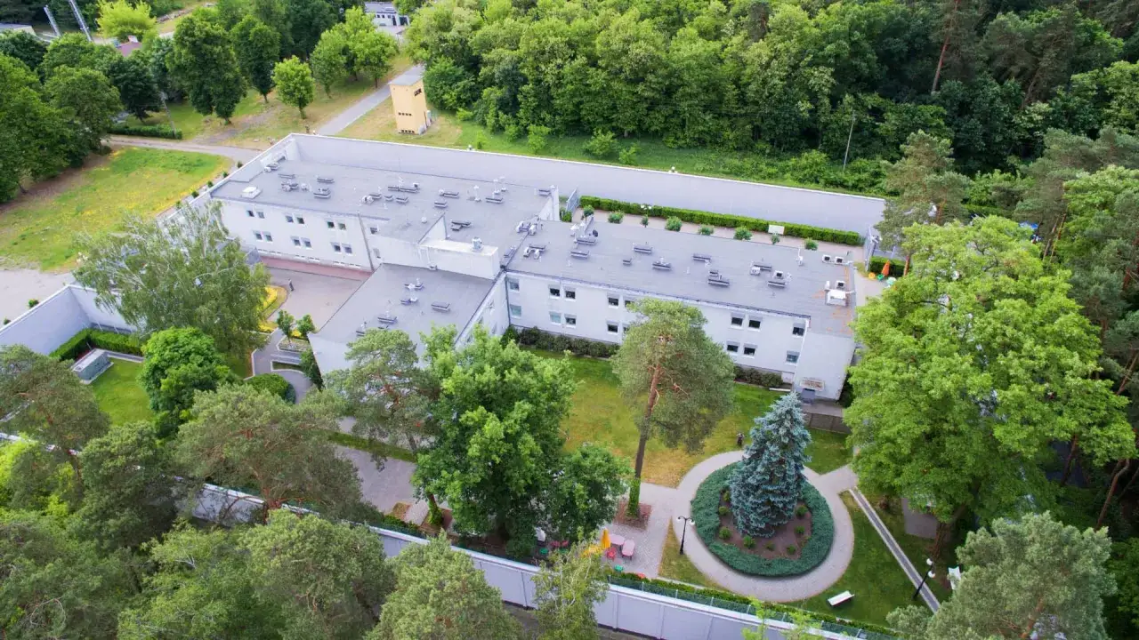 Budynek w Gostyninie, gdzie przebywał Mariusz T., otoczony zielenią.