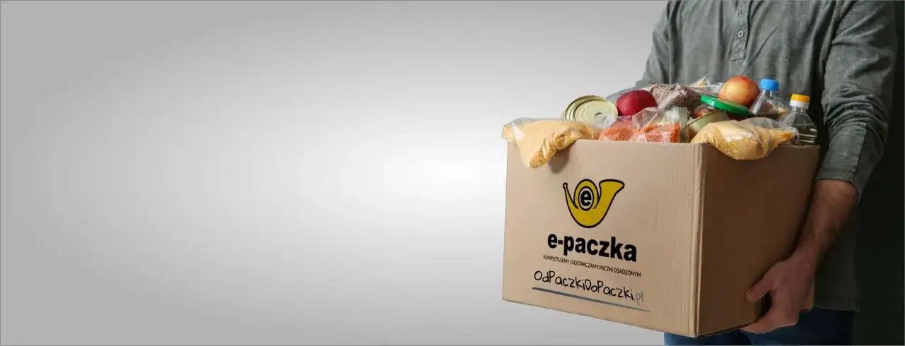 Osoba trzyma karton z żywnością, na którym widnieje logo