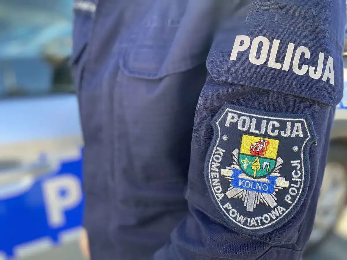 Policjant w mundurze. Posiadanie mefedronu to poważne przestępstwo, za które grożą surowe konsekwencje prawne.