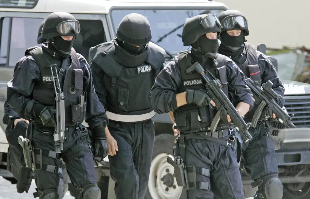 Czterech policjantów w pełnym rynsztunku, z bronią w rękach, gotowych do akcji. Ich twarze skrywają kominiarki. Ilu jest świadków koronnych w Polsce? To pytanie pozostaje bez odpowiedzi, ale ci funkcjonariusze są gotowi do ochrony.