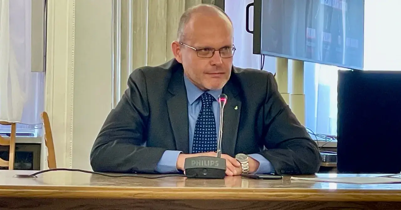 Mężczyzna w garniturze przy mikrofonie Philips. Dyskutuje, ile czasu ma prokurator na rozpatrzenie wniosku o widzenie.