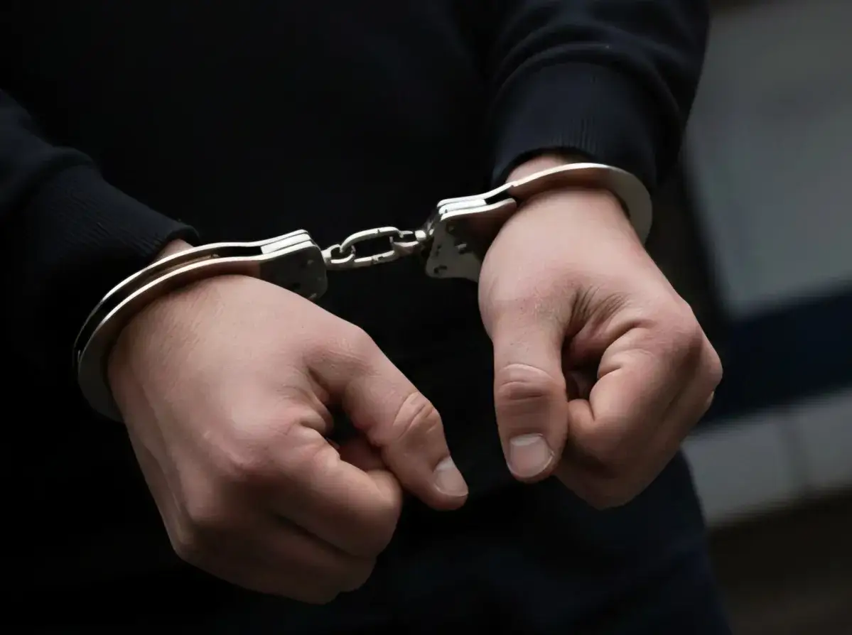 Dłonie w kajdankach, zaciśnięte pięści. Sytuacja w trybie przyspieszonym, bez chwili wytchnienia.