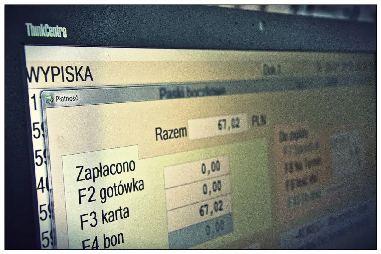 Ekran komputera z programem do obsługi transakcji, pokazujący podsumowanie zakupów w więziennej kantynie.