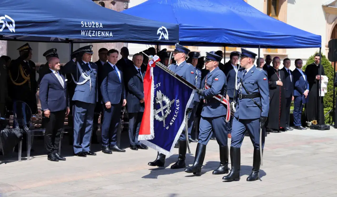Uroczystość w areszcie śledczym Kielce. Ceremoniał z udziałem funkcjonariuszy Służby Więziennej i sztandaru.