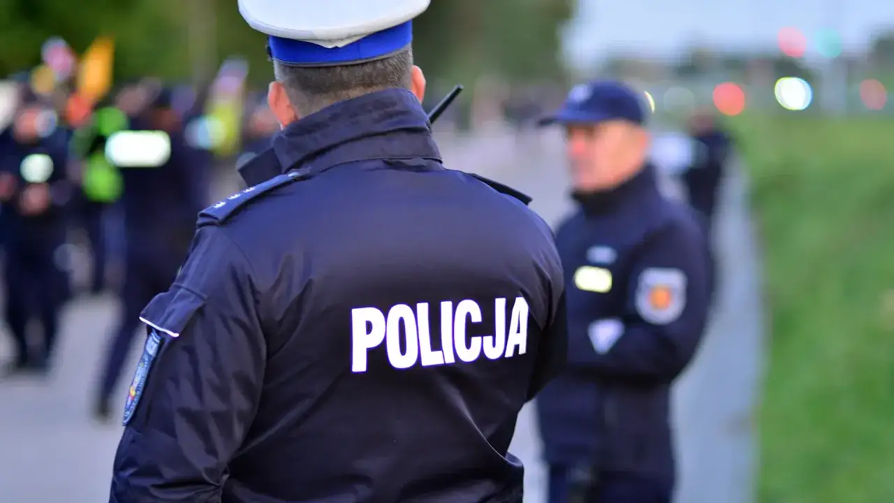 Policjanci w mundurach, jeden z napisem 