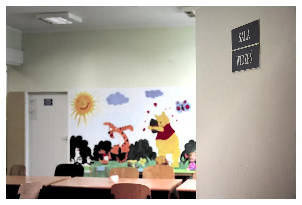 Sala widzeń z rysunkami z Kubusia Puchatka. Czy zabierać dziecko do zakładu karnego? To trudna decyzja.